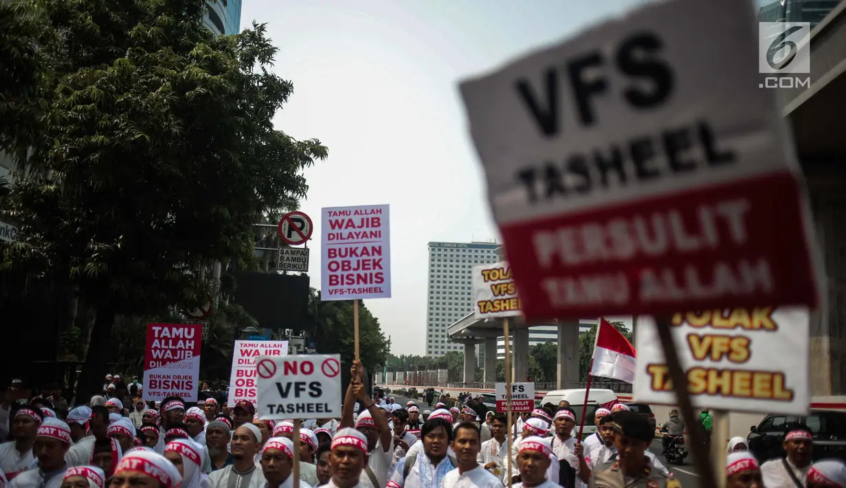 Ratusan calon jemaah haji dan umroh menggelar aksi damai di depan kedutaan Arab Saudi, Jakarta, Kamis (3/10). Mereka menolak kebijakan aturan biometrik untuk pengajuan visa umrah melalui VFS Tasheel yang ada di Indonesia. (Liputan6.com/Faizal Fanani)