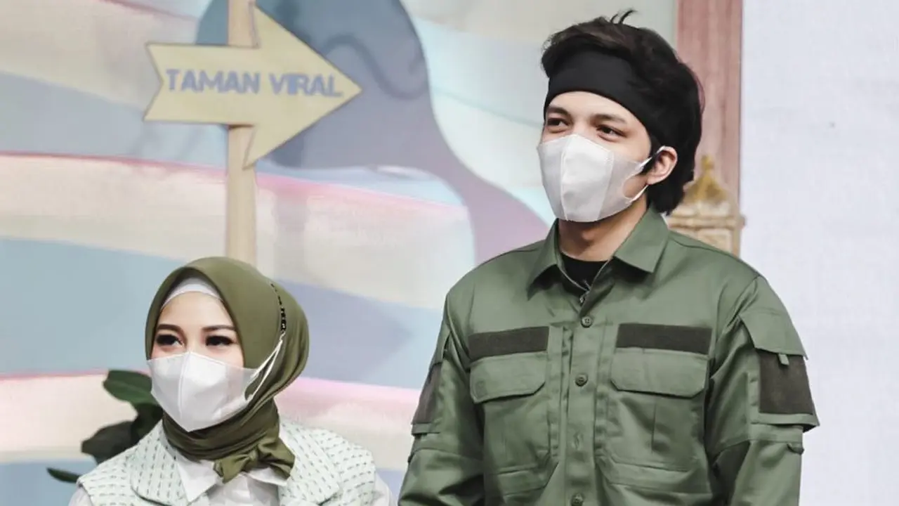 6 Potret Atta Halilintar dan Aurel Hermansyah Pakai Busana Muslim Senada, Serasi