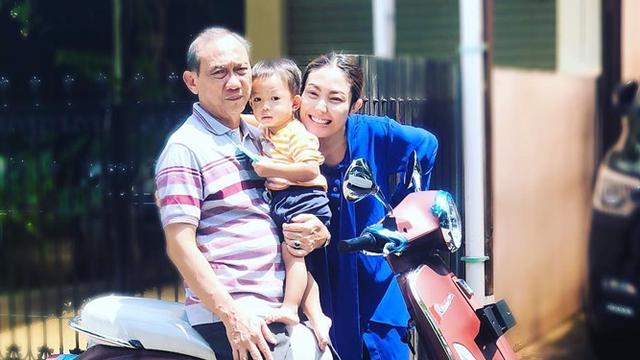 6 Potret Kedekatan Ayu Dewi dan Ayahnya yang Jarang Terekspos