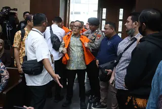 Sidang ini untuk mendengar pembacaan dakwaan dari Jaksa Penuntut Umum (JPU) pada Komisi Pemberantasan Korupsi (KPK). Tampak dalam foto, tersangka kasus dugaan pemerasan dalam pengurusan sertifikat K3 di Kementerian Ketenagakerjaan yang juga mantan Wakil Menteri Ketenagakerjaan (Wamenaker), Immanuel Ebenezer Gerungan (tengah) saat tiba untuk mengikuti persidangan di Pengadilan Tindak Pidana Korupsi (Tipikor) Jakarta pada Pengadilan Negeri Jakarta Pusat, Senin (19/1/2026). (Kapanlagi.com/Budy Santoso)