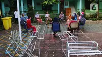 Suasana saat para lansia latihan angklung di Rumah Rehabilitasi Psikososial Dinas Sosial Kota Tangerang, Banten, Rabu (19/5/2021). Kegiatan berlatih angklung bagi lansia tersebut guna mengisi waktu luang sekaligus melatih motorik, auditori, dan sensorik para lansia. (Liputan6.com/Angga Yuniar)