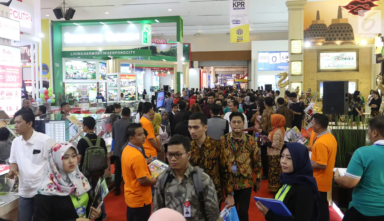 Pengunjung memadati stan Indonesia Property Expo (IPEX) 2018 di Jakarta Convention Centre (JCC), Jakarta, Sabtu (3/3). Gelaran IPEX pada tahun ini berlangsung mulai 3-11 Februari 2018 dan gratis untuk umum. (Liputan6.com/Angga Yuniar)