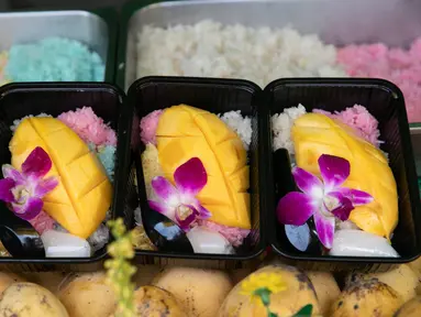 Ketan mangga ala Thailand yang dijual di pasar dalam Festival Vegetarian Phuket 2020 di Phuket, Thailand (20/10/2020). Pulau resor Phuket yang tersohor menggelar festival yang juga dikenal sebagai Festival Sembilan Dewa Kaisar itu pada 17-25 Oktober. (Xinhua/Zhang Keren)