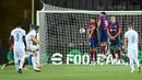 Barcelona memberikan kejutan kepada Tottenham Hotspur usai Robert Lewandowski membukukan gol pada menit ke-3. Tottenham Hotspur berhasil menyamakan kedudukan lewat tendangan kaki kanan Oliver Skipp pada menit ke-24. (Pau BARRENA/AFP)