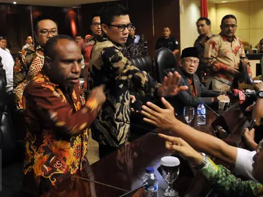 Sejumlah anggota DPD yang kecewa dengan sikap Irman Gusman maju menduduki kursi pimpinan sidang, Jakarta, Kamis (17/3/2016). Mereka sepakat akan menyatakan Mosi Tidak Percaya kepada Ketua DPD, Irman Gusman. (Liputan6.com/Johan Tallo)