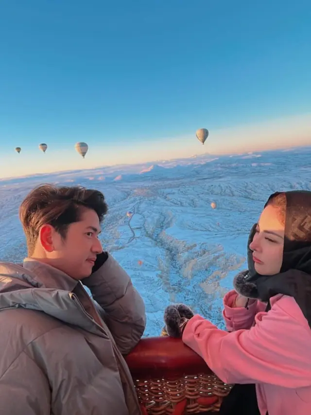 Ayu Aulia di Turki Bareng Zikri Daulay, Tampil Berhijab