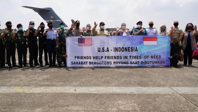 Serah terima 500 ventilator oleh Duta Besar ASt Heather Variava kepada Menhan Prabowo Subianto didampingi Sekjen Kemenkes Oscar Primadi dan Gubernur DKI Jakarta Anies Baswedan di Bandara Halim Perdana Kusuma Jakarta, Minggu (30/8/2020). (Dok Kementerian Kesehatan RI)