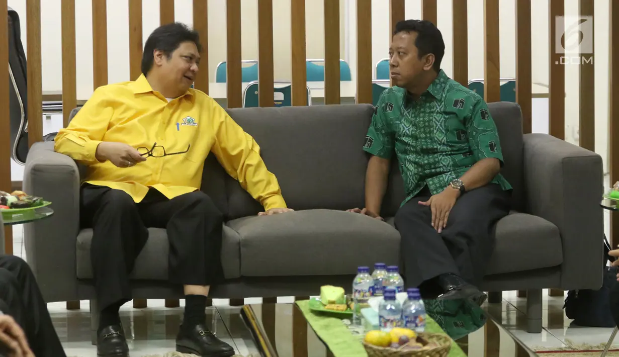Ketum Partai Golkar Airlangga Hartarto berbincang dengan Ketum PPP Romahurmiziy di Kantor DPP PPP, Jakarta, Kamis (28/6). Kedatangan Airlangga Hartarto dalam rangka silaturahmi. (Liputan6.com/Arya Manggala)