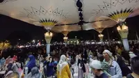 Ribuan warga memilih untuk menghabiskan waktu libur tahun baru 2024 di kawasan Masjid Raya Al A'zhom, Kota Tangerang, Senin (1/1/24). Kini, Masjid Raya Al A'zhom dengan wajah barunya adalah destinasi liburan utama warga yang tak membutuhkan banyak uang.