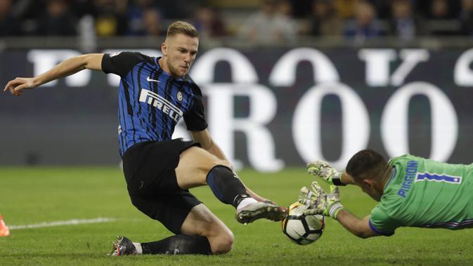 Proses gol yang dicetak oleh bek Inter Milan, Milan Skriniar, ke gawang Sampdoria pada laga Serie A di Stadion Giuseppe Meazza, Selasa (24/10/2017). Inter Milan menang 3-2 atas Sampdoria. (AP/Luca Bruno)