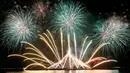 Pertunjukan kembang api dari Alessi Fuochi Artificiali asal Italia pada Kompetisi Pyromusical Internasional di Manila, Filipina, Sabtu (10/3). Sejumlah produsen kembang api dari beberapa negara berpartisipasi di kompetisi tahunan ini. (AP/Bullit Marquez)