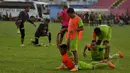 Sejumlah pemain Persebaya Surabaya melakukan peregangan otot jelang berlatih di Stadion H Agus Salim, Padang, Jumat (16/1/2015). Persebaya akan berhadapan dengan Semen Padang di laga perdana SCM Cup 2015 grup A.  (Liputan6.com/Johan Tallo)
