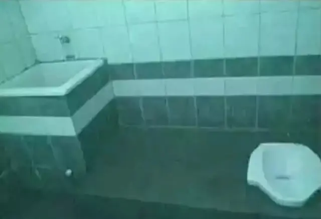 6 Potret kocak jamban tata letaknya nyeleneh, bikin repot pas mau buang hajat