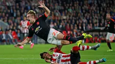 Pemain Manchester United, Luke Shaw, dilanggar pemain PSV, Hector Moreno dalam pertandingan Grup B Liga Champions yang berlangsung di Stadion Philips, Eindhoven, Belanda. Selasa (12/9/2015). (Action Images via Reuters /Andrew Couldridge)