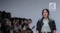 Aktris Dian Sastrowardoyo berjalan di catwalk mengenakan busana bertajuk Cotton Ink x Dian Sastro pada Jakarta Fashion Week 2019 di Senayan City, Rabu (24/10). COTTONINK mempersembahkan sejumlah rancangan dari beberapa artis. (Liputan6.com/Faizal Fanani)