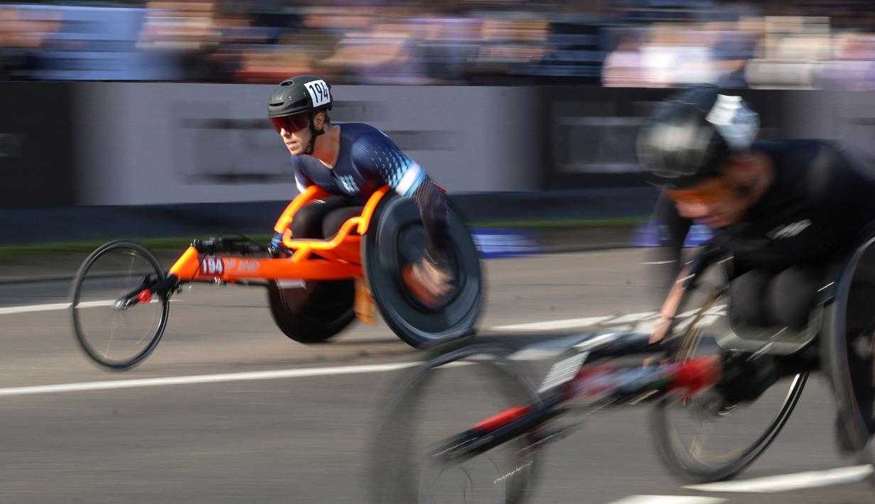 Seorang atlet berkompetisi dalam nomor men's elite wheelchair London Marathon 2026 di London, Inggris, Minggu (26/04/2026) waktu setempat. (AFP/Toby Shepheard)
