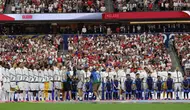 Para pemain Timnas Inggris berbaris untuk menyanyikan lagu kebangsaan sebelum pertandingan Grup L Piala Dunia 2026 antara Inggris dan Kroasia di Stadion Dallas pada 17 Juni 2026 di Arlington, Texas. (Michael Steele/Getty Images melalui AFP)