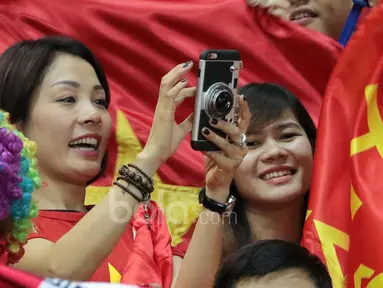 Fans cantik Vietnam sibuk mengabadikan momen laga semifinal AFF Cup 2016 antara Indonesia melawan Vietnam di Stadion Pakansari, Bogor, (03/12/2016). (Bola.com/Nicklas Hanoatubun)