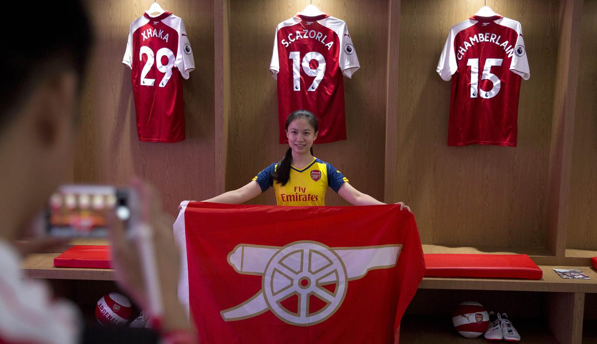 Fans Arsenal berpose di ruang ganti yang akan digunakan oleh The Gunners saat bertanding melawan Chelsea di Beijing, Jumat, (21/7/2017). Arsenal dan Chelsea akan bertanding dalam laga persahabatan. (AP/Ng Han Guan)