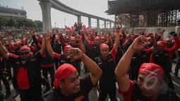 Sejumlah buruh yang tergabung dalam FSBTPI saat melakukan orasi di kawasan Tanjung Priok , Jakarta, Jumat (1/4/2015). Tepat pada 1 Mei seluruh buruh di dunia merayakan 'Hari Raya' atau biasa disebut May Day.  (Liputan6.com/Faizal Fanani)