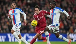 Jaydee Canvot (Crystal Palace) berebut bola dengan Federico Chiesa (Liverpool) dalam laga putaran keempat Piala Liga Inggris di Anfield, 30 Oktober 2025. (AP Photo/Jon Super)