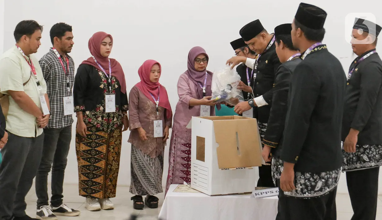 Saat simulasi, semua tahapan proses pemungutan suara dilakukan dengan seksama. (Liputan6.com/Herman Zakharia)