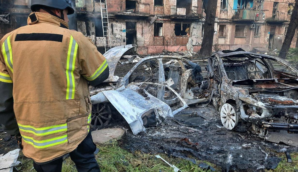 Dilansir AFP, Selasa (13/6/2023), rentetan serangan udara lainnya dilaporkan menghantam ibu kota Kiev dan beberapa kota lainnya di Ukraina. (Handout/The State Emergency Service Of Ukraine/AFP)