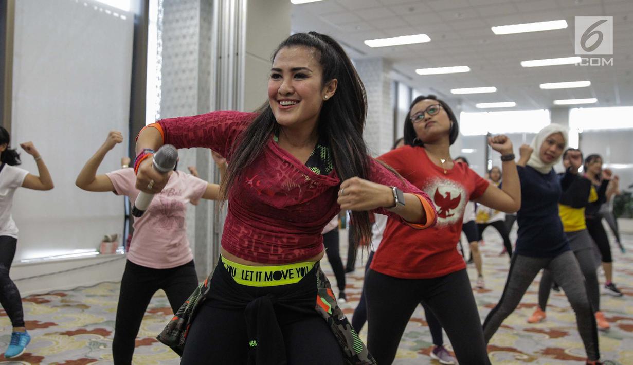 Penyanyi serta instruktur senam, Liza Natalia saat menjadi instruktur dalam acara Zumba Party dikawasan Jakarta, Selasa (30/1). Dalam kesempatan ini, Liza Natalia mengajak para peserta untuk berolahraga dengan gerakan Zumba. (Liputan6.com/Faizal Fanani)
