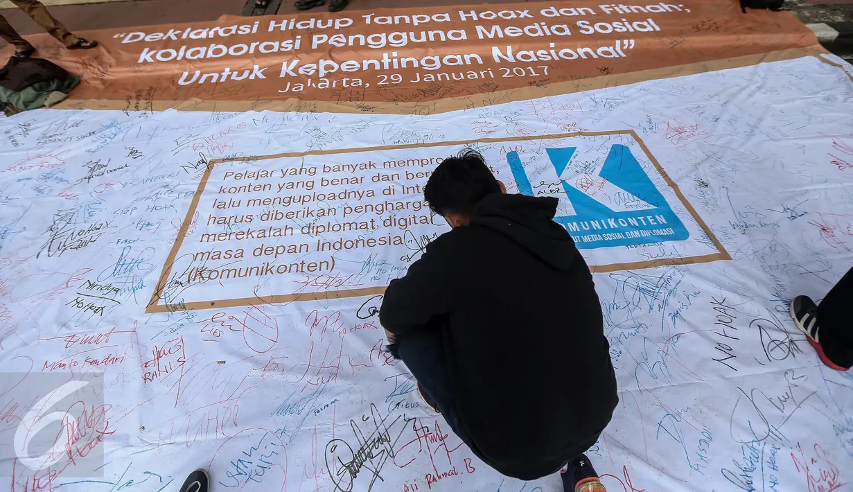 Peserta menandatangani spanduk “Deklarasi Hidup Tanpa Hoax dan Fitnah di kawasan Bundaran HI, Jakarta, Minggu (29/1). Aksi itu untuk meningkatkan kewaspadaan terhadap berita hoax dan fitnah terutama menjelang Pilkada Serentak. (Liputan6.com/Faizal Fanani)