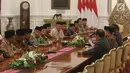 Suasana pertemuan Presiden Joko Widodo berbincang dengan pengurus Lembaga Persahabatan Organisasi Kemasyarakatan Islam (LPOI) di Istana Merdeka, Jakarta, Selasa (22/1). LPOI diketuai oleh Ketua Umum PBNU Said Aqil Siradj. (Liputan6.com/Angga Yuniar)