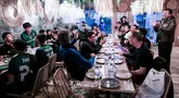 Le camp d'entraînement Corée-Corée Selecao au Portugal, vendredi (29/11), a été clôturé en mangeant de la nourriture indonésienne. Ils ont visité le seul restaurant indonésien de Lisbonne après une large victoire 7-2 contre le Clube Futebol de Benfica. (Bola.com/Bagaskara Bleu)