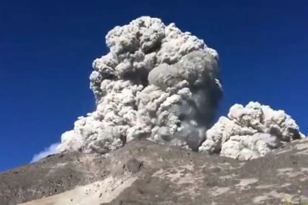 Video Viral: Momen Menegangkan Saat Pendaki Merekam Detik-detik Gunung Merapi Meletus