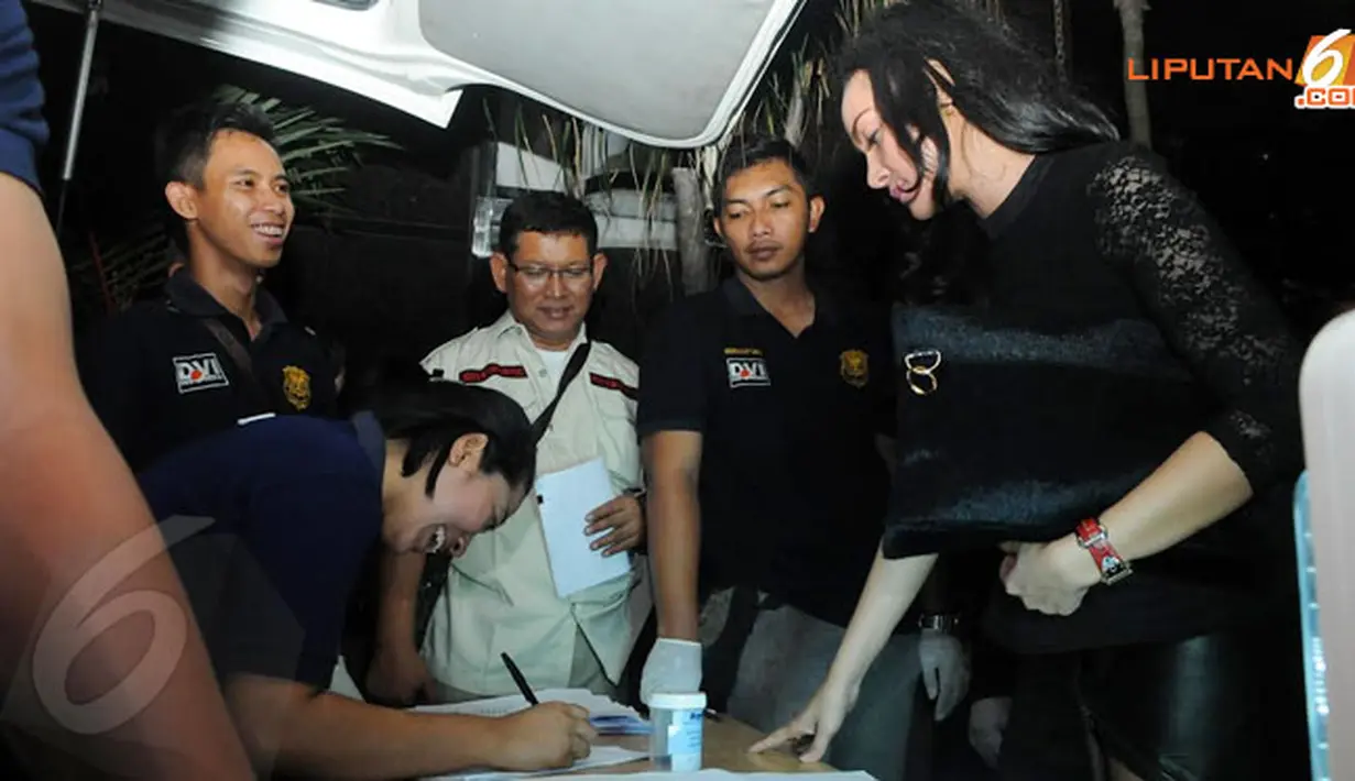 Para pengunjung tempat hiburan malam sedang diminta untuk melakukan tes urine (Liputan6.com/Herman Zakharia).