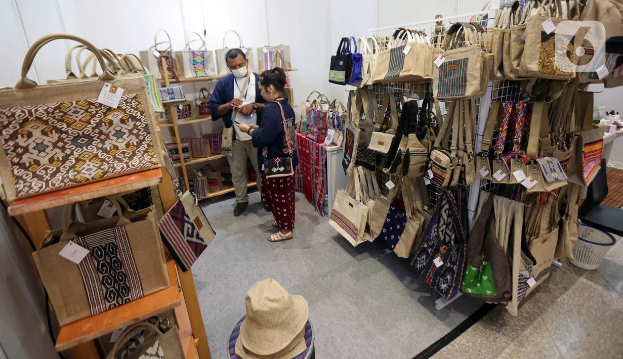 Asosiasi Eksportir dan Produsen Handicraft Indonesia menargetkan, pameran International Handicraft Trade Fair atau Inacraft edisi Oktober 2023 meraup transaksi Rp 50 miliar dalam lima hari pameran. (Liputan6.com/Faizal Fanani)