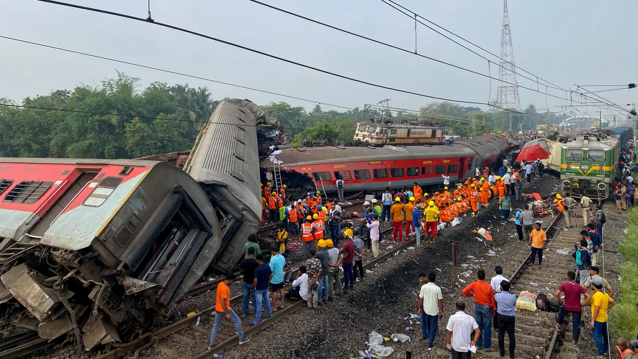 Ratusan Orang Tewas Akibat Tabrakan Maut Kereta di India
