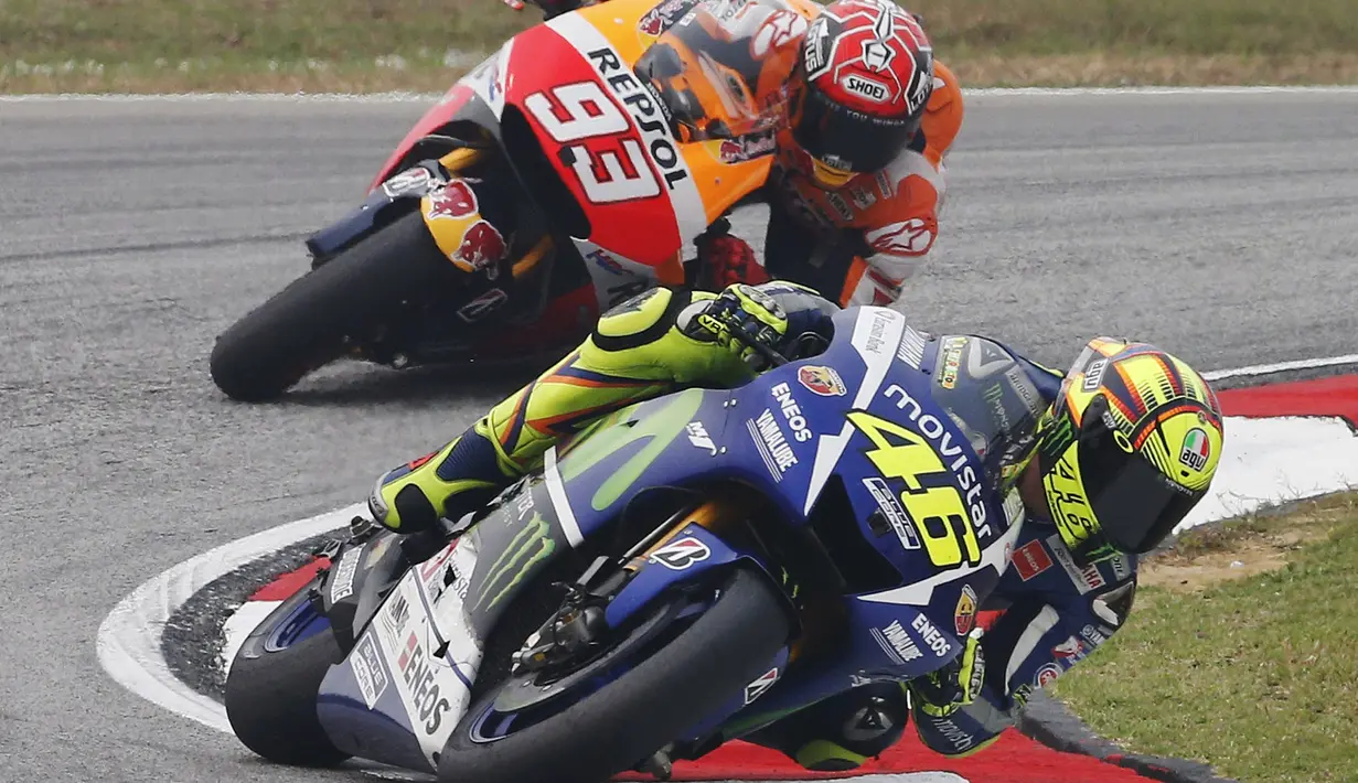 Pembalap Yamaha Valentino Rossi (depan) beraksi selama sesi latihan bebas di Sirkuit Internasional Sepang, Malaysia, Sabtu  (24/10/2015).  Dalam sesi latihan bebas kedua pada hari Jumat Rossi terpuruk di posisi 8. (REUTERS/Olivia Harris)