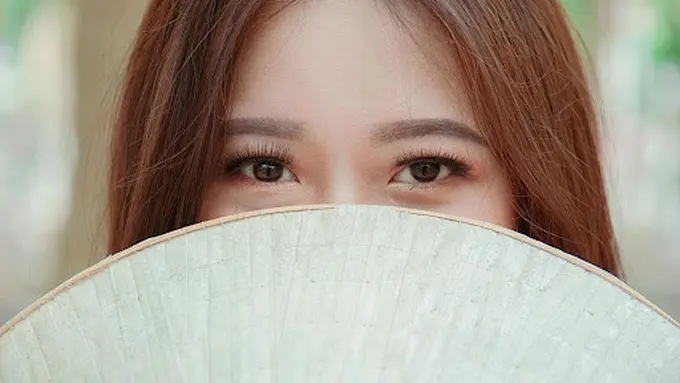Perempuan dengan kantung mata sedikit besar