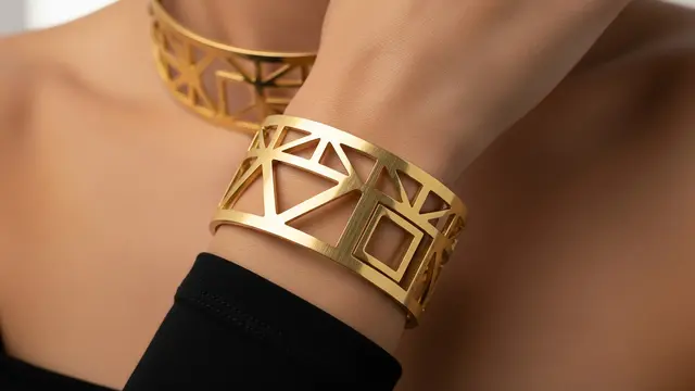 Gelang Choker dengan Detail Geometris