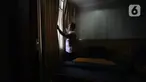 Petugas memeriksa kamar - kamar di Asrama Haji Pondok Gede, Jakarta, Selasa (16/5/2023). (Liputan6.com/Johan Tallo)