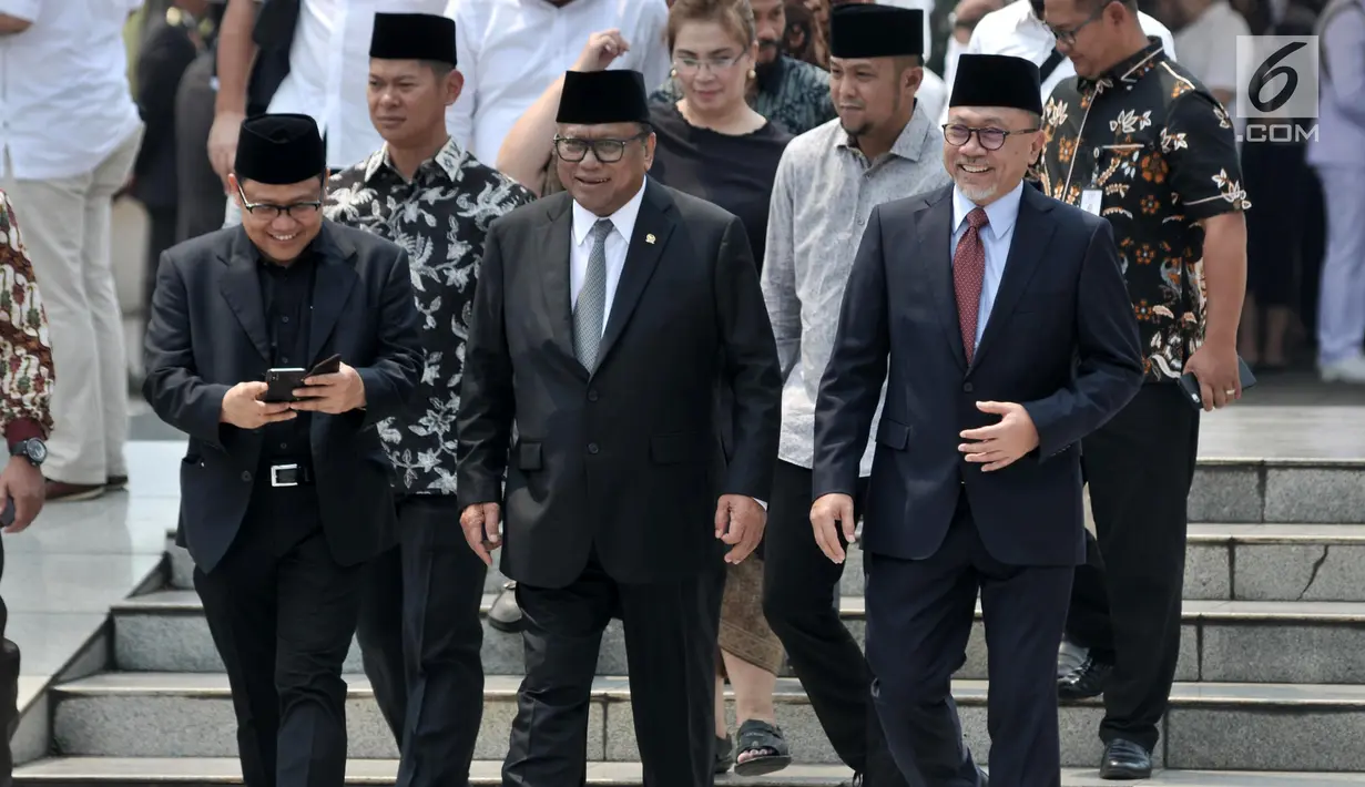 Ketua MPR Zulkifli Hasan (kanan), Ketua DPD Oesman Sapta Odang (tengah), dan Ketua Umum PKB Muhaimin Iskandar menghadiri pemakaman Presiden ke-3 RI BJ Habibie di TMP Kalibata, Jakarta, Kamis (12/9/2019). Habibie dikebumikan di sebelah makam istri tercinta, Ainun Aini. (merdeka.com/Iqbal Nugroho)