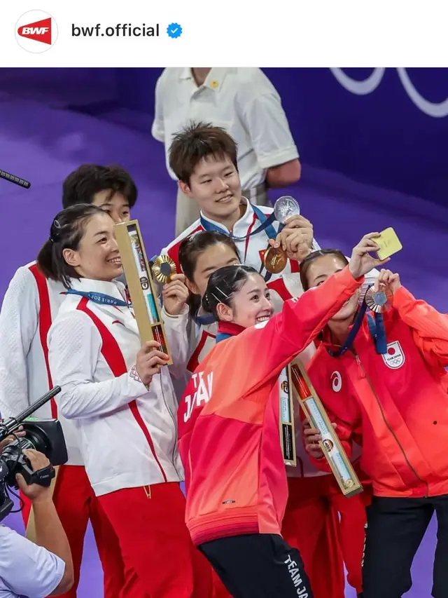 Para peraih medali Olimpiade 2024 Paris cabang olahraga badminton ganda putri selfie bersama dengan Galaxy Z Flip6 Olympic Edition