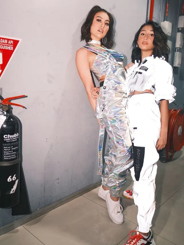 Jarang Tersorot, Ini 7 Potret Kebersamaan Agnez Mo dan Chloe Xaviera