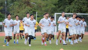 Timnas Indonesia U-22 menjalani latihan di Lapangan Latihan 2 Stadion 700th Anniversary, Chiang Mai, pada Kamis (11/12/2025) sekitar pukul 16.00 waktu setempat, Kamis (11/12/2025). Tim Garuda Muda akan menghadapi Myanmar dalam laga hidup dan mati Grup C sepak bola SEA Games, Jumat (12/12/2025). (Bola.com/Bagaskara Lazuardi)