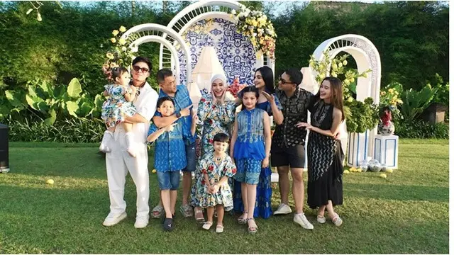 6 Gaya Batik Couple Azriel Hermansyah dan Sarah Menzel di Ultah Aurel ke-27