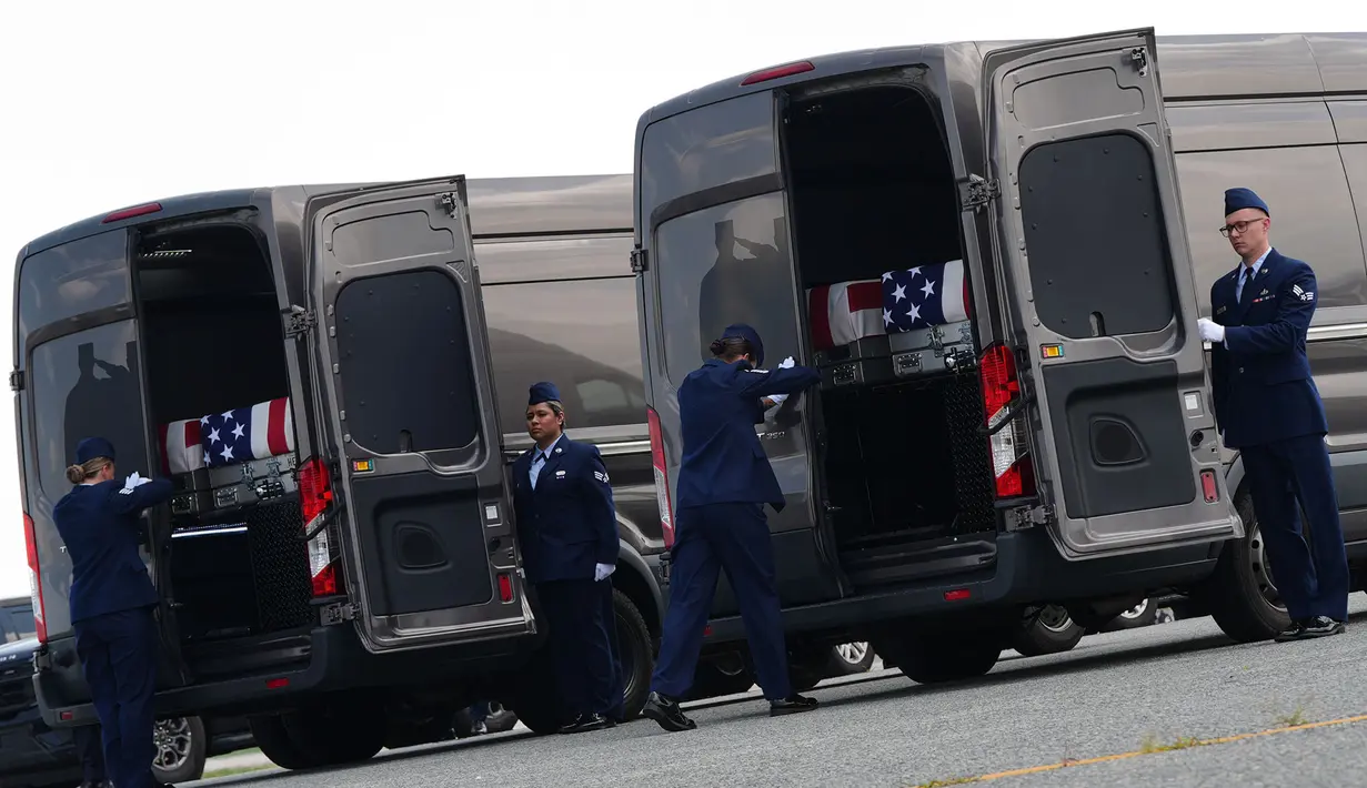 Peti jenazah berisi sisa-sisa tubuh anggota militer AS yang baru-baru ini tewas di Timur Tengah dimuat ke dalam kendaraan pengangkut di Pangkalan Angkatan Udara Dover, Delaware,  Amerika Serikat,  Rabu, 22 Juli 2026.  (AP Photo/Julia Demaree Nikhinson)