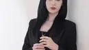 Tampil bak lady boss, Kim Ji Won pulas makeup natural dengan lipstik velvet yang berikan efek blurry [@geewoni]