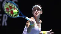 Petenis Swiss, Belinda Bencic melakukan pukulan forehand ke arah Anna Karolina Schmiedlova dari Slovakia pada putaran pertama kejuaraan tenis Australia Terbuka di Melbourne, Australia, Selasa (21/1/2020). (AP Photo/Dita Alangkara)