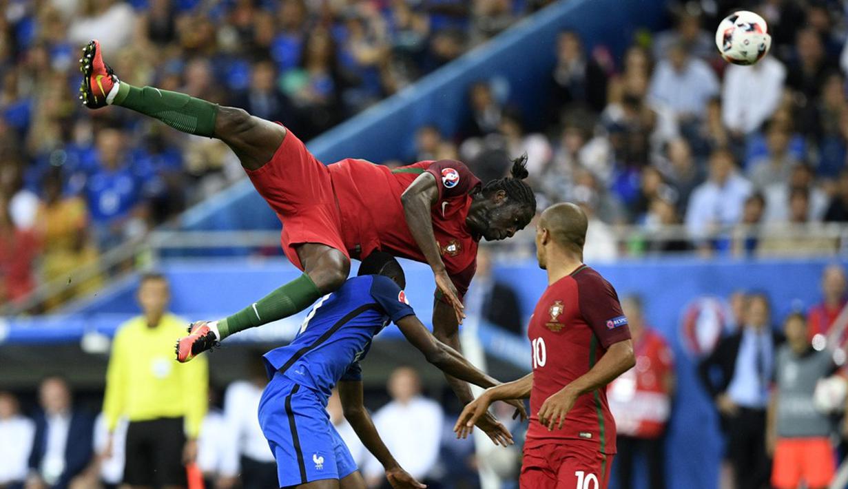 Pemain Portugal, Eder, berebut bola dengan pemain Prancis pada laga final Piala Eropa 2016 di Stade de France, Saint-Denis, Senin (11/7/2016) dini hari WIB. (AFP/Martin Bureau)