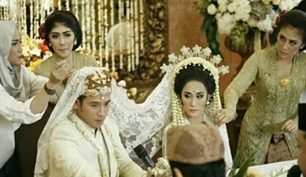 Menggelar pernikahan di Bumi Sangkuriang, Bandung, Jawa Barat, pada Sabtu (22/4/2017). Di prosesi akad nikah, Tarra mempersembahkan mas kawin berupa perhiasan untuk wanita berdarah Sunda itu. (Instagram/ratu_nyinyir)