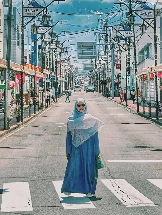 Sampai saat ini banyak sekali para penggemar dari Natasha Rizky yang tidak sedikit meniru gaya busananya. Banyak netizen yang selalu tertarik dengan penampilannya tersebut, sehingga tidak jarang selalu penasaran dengan outfit yang dipakainya sehari-hari. (Liputan6.com/IG/@natasharizkynew)